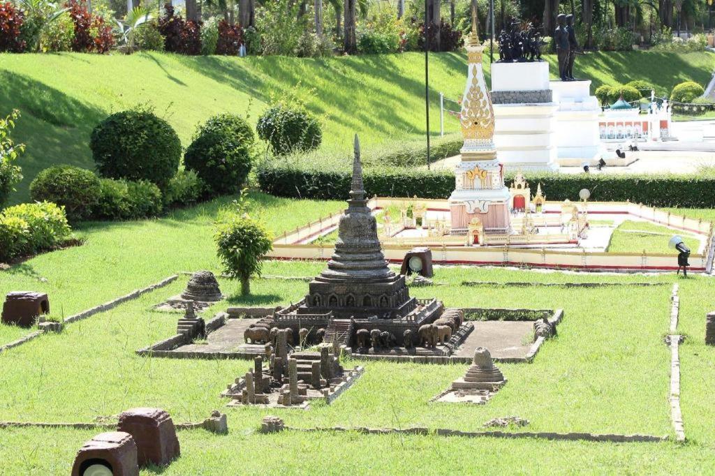 Yellow Moon Hotel Pattaya Luaran gambar